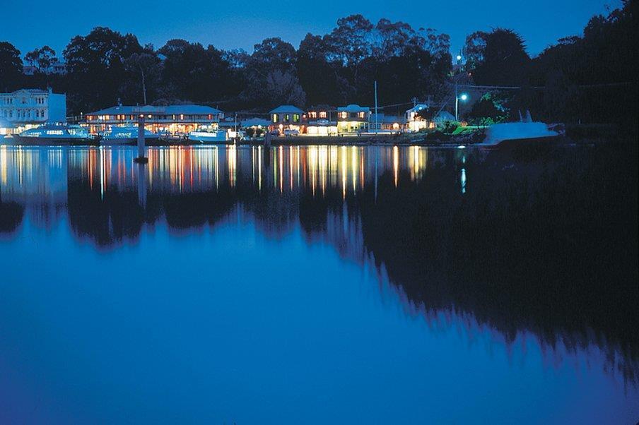 Strahan Village Екстер'єр фото