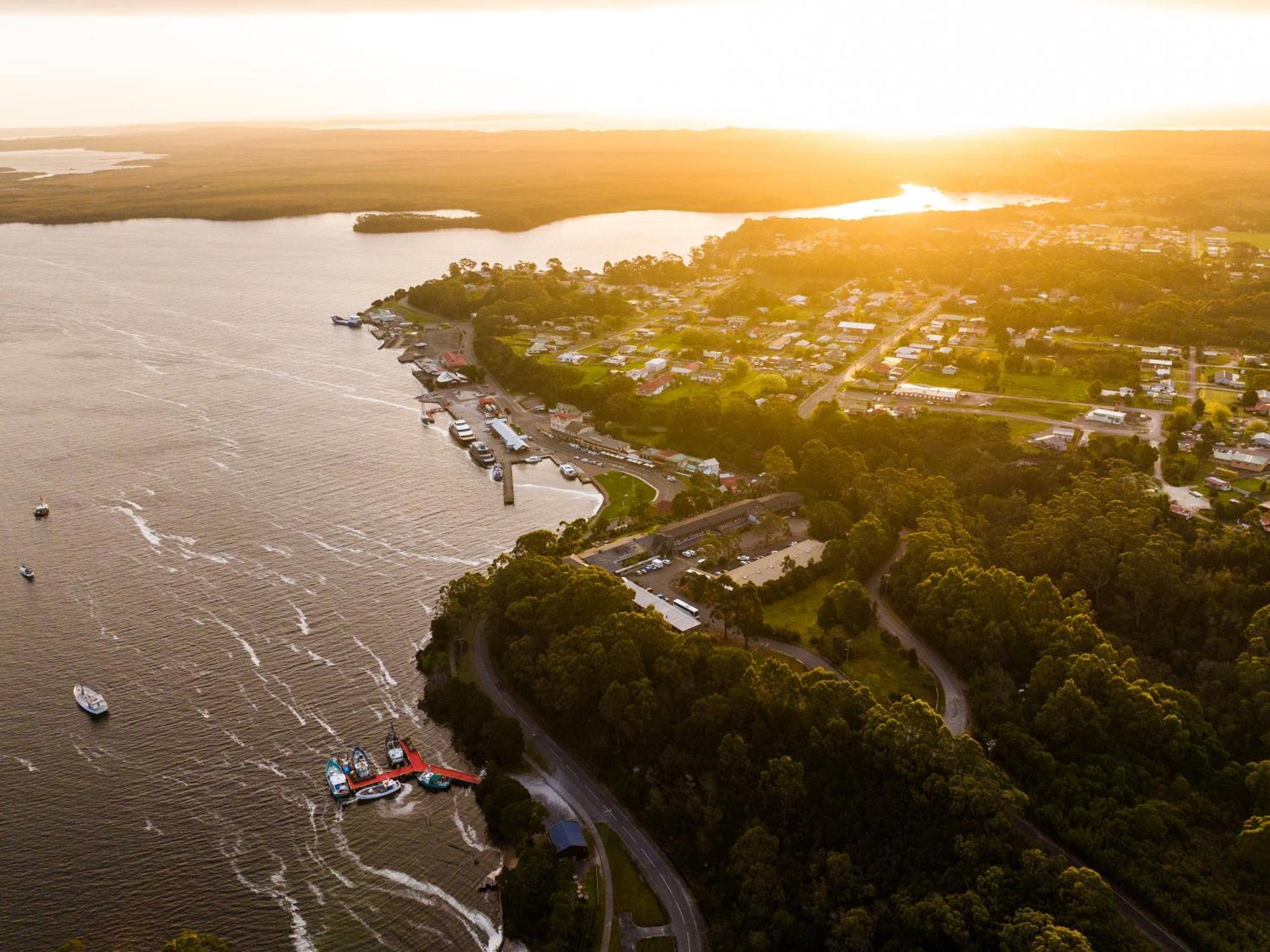 Strahan Village Екстер'єр фото