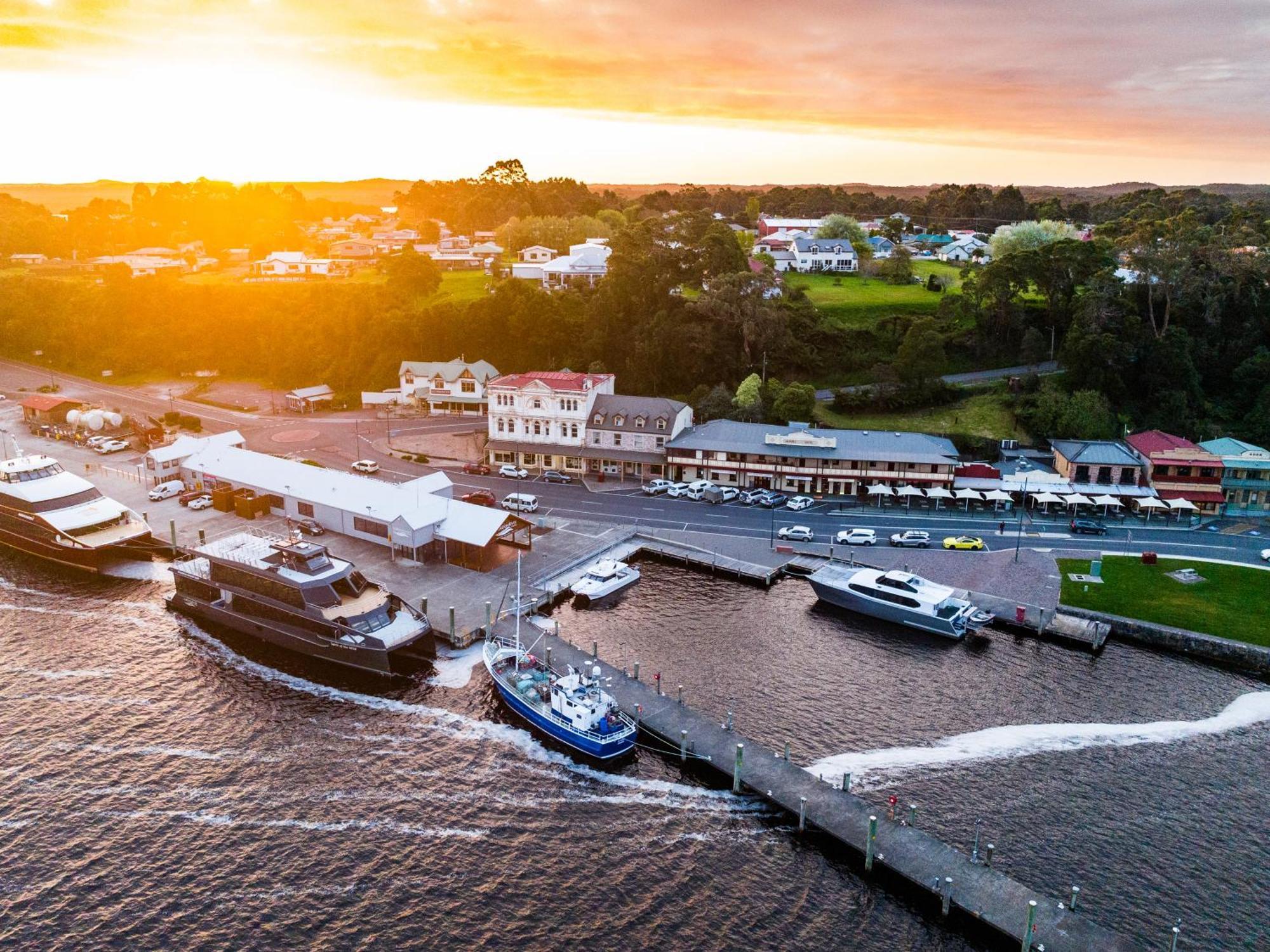 Strahan Village Екстер'єр фото