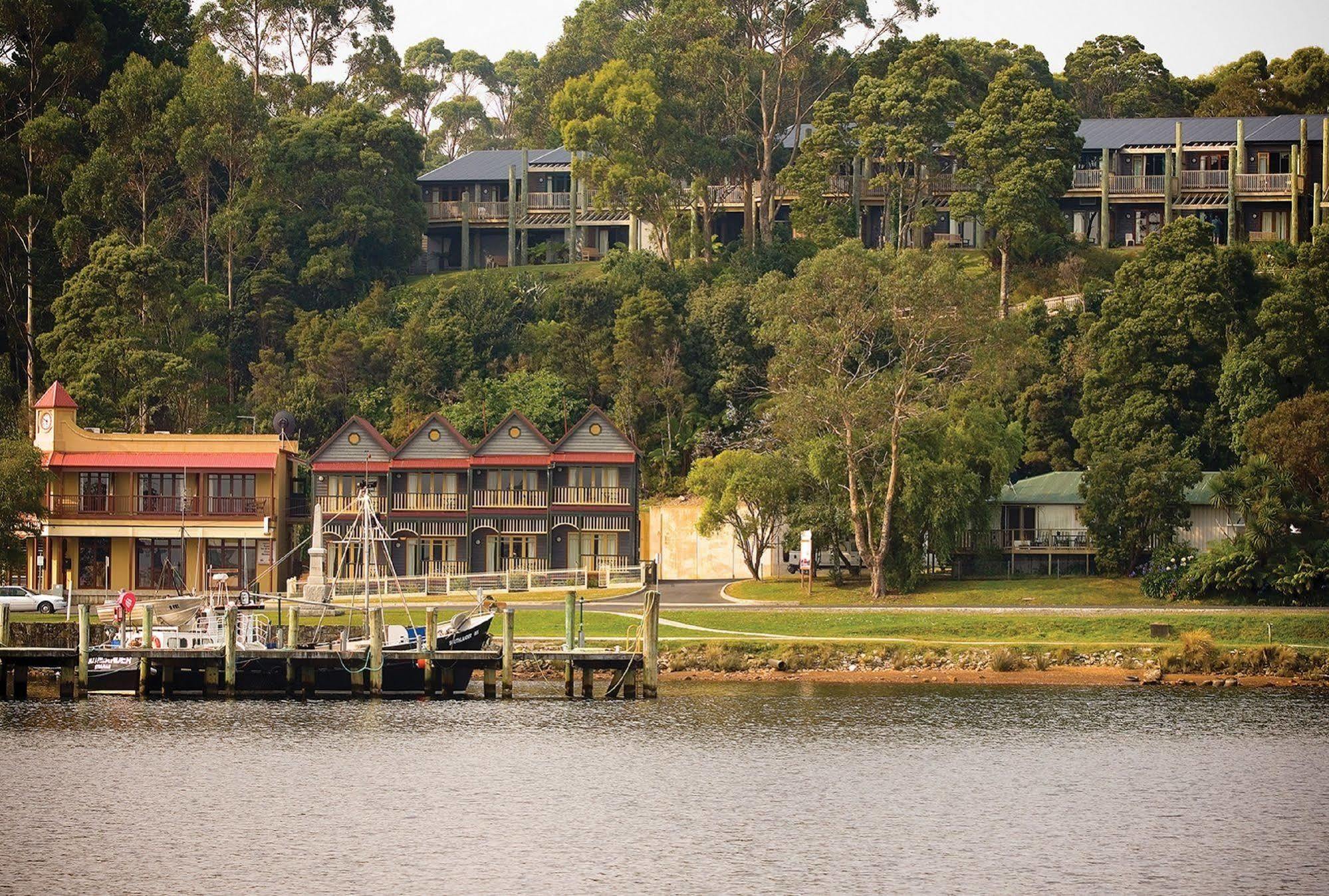 Strahan Village Екстер'єр фото
